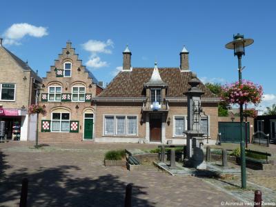 Oud Gastel, monumentale pandjes op de Markt, met de in 1985 gebouwde replica van een van de vroegere dorpspompen.