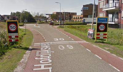 Wij hebben geen idee wat de gemeente bedoelt met al die snelheden en belijningen, als je hier over de Hofdijksweg de bebouwde kom van het dorp Ouddorp binnenkomt. Voor creatieve ideeën hierover zie het hoofdstuk Beeld. (© Google Street View)