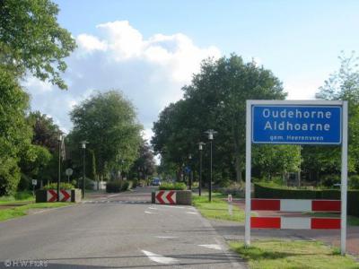 Oudehorne en buurdorp Nieuwehorne worden in de praktijk als tweelingdorp Oude- en Nieuwehorne beschouwd. Maar formeel zijn het nog aparte dorpen met een eigen postcode en plaatsnaam en eigen plaatsnaamborden.