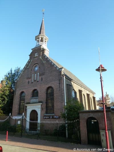 De Hervormde kerk dateert uit 1819 en is in 1972 gerestaureerd. Dat dat nodig was, valt af te leiden uit een opmerking van ds. C.B. Dekker: "Toen ik hier vóór de restauratie eens preekte, was de kansel de enige plaats in de kerk waar je nog droog stond!"