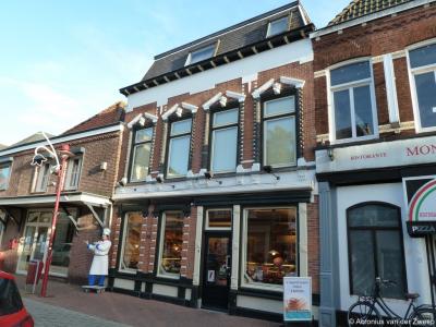 Het markante pand van Brood- en Banketbakkerij Hopstaken op Prof. van Ginnekenstraat 8 in Oudenbosch is benoemd tot gemeentelijk monument. Om dat te vieren mag je 4 appelflappen halen en hoef je er maar 3 te betalen. ;-)