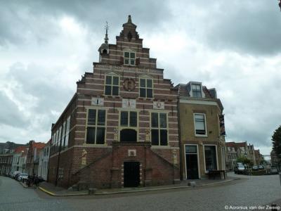 Het stadhuis van Oudewater - in 1575 door de Spanjaarden gedeeltelijk verwoest en in 1588 door de Hollanders gerestaureerd - is een voorbeeld van Hollandse renaissancestijl. De raadszaal is nog vrijwel geheel in stijl en een van de mooiste van ons land.