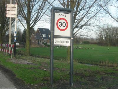 Beetje verwarrend; dit bord ziet eruit als een plaatsnaambord, maar is het niet; immers de buurtschap heet Over-Diemen, en de weg waaraan deze ligt heet Overdiemerweg. (© H.W. Fluks, foto van begin 2013)