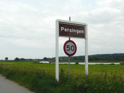 Tijdens onze desk en field research kwamen wij veel 'topografische records' tegen, zoals plaatsen die stellen dat ze het kleinste dorp zijn, zoals Persingen. Maar daar zijn er meer van. Zie www.plaatsengids.nl/kennisbank/kleinste-dorp-van-nederland.