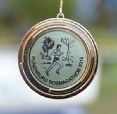 De bikkels die de Pijnenburg Bosmarathon uitlopen, door de bossen van Laag Hees, W van buurtschap Wieksloot, kunnen als beloning deze mooie medaille aan hun prijzenkast toevoegen. (© Jaap van den Broek/www.flickr.com/photos/jaapvandenbroek)