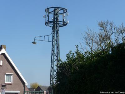 De rijksmonumentale kooimast in Poortugaal, gebruikt als elektriciteits-verdeelpaal, alsmede als lantaarnpaal, is gesitueerd aan de samenkomst van Welhoeksedijk, Albrandswaardsedijk en Kijvelandsedijk.