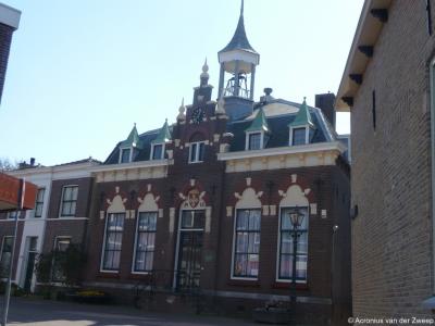 Het oude Raadhuis van de toenmalige gemeente Poortugaal dateert uit 1911, is een gemeentelijk monument en is sinds 1988 in gebruik als Oudheidkamer. Er kan in dit karakteristieke gebouw nog altijd getrouwd worden.