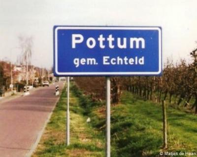 Pottum heeft, getuige deze foto, al minstens sinds 2000 officiële blauwe plaatsnaamborden (komborden), maar komt pas sinds 2013 in de atlassen als plaatsnaam voor