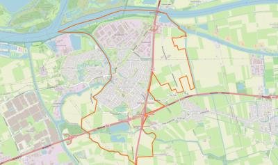 Raamsdonksveer ligt N van Oosterhout, O van Geertruidenberg, W van Raamsdonk en grenst in het O aan de A27, in het Z aan de A59 en in het N aan de Bergsche Maas. (© www.openstreetmap.org)