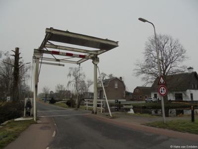 Direct N van het N uiteinde van buurtschap Randenburg ligt de ophaalbrug de Zuidwijkerbrug, N van de grens met het dorpsgebied van Boskoop.