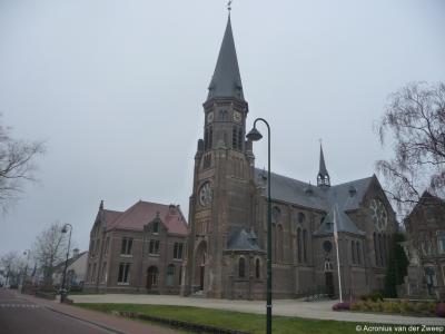 De RK Sint-Petrus en Pauluskerk in Reeuwijk-Dorp (Dorpsweg 22) is tussen 1889 en 1890 gebouwd. Architect Evert Margry ontwierp een driebeukige kruiskerk in neogotische stijl.