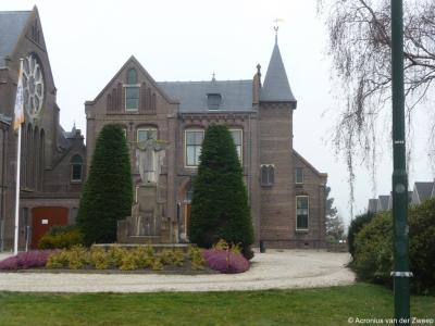 Ook de pastorie van de HH Petrus en Pauluskerk in Reeuwijk-dorp is een rijksmonument.