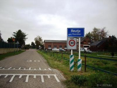De meeste buurtschappen zijn lintbebouwingen buiten de bebouwde kom. Reutje heeft een kern en is een eigen bebouwde kom met daarom blauwe plaatsnaamborden ('komborden'). Voor de postadressen ligt Reutje 'in' Sint Odiliënberg.
