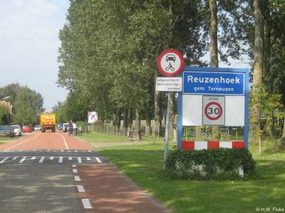Reuzenhoek is een buurtschap in de provincie Zeeland, in de streek Zeeuws-Vlaanderen, gemeente Terneuzen. T/m 31-3-1970 gemeente Zaamslag. De buurtschap Reuzenhoek valt onder het dorp Zaamslag.