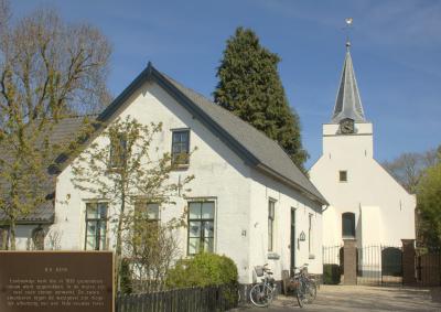 Het kleine dorp Rhenoy heeft slechts 2 rijksmonumenten. Een daarvan is de Hervormde (PKN) kerk. De pastorie staat ernaast. (© Jan Dijkstra, Houten)