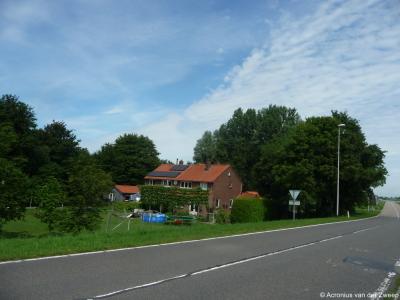 Verscholen tussen de bomen ligt hier de kern van buurtschap Roggebotsluis, namelijk de vier voormalige sluiswachterswoningen.