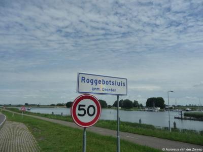 Roggebotsluis is een buurtschap in de provincie Flevoland, gemeente Dronten. De buurtschap valt onder de stad Dronten.