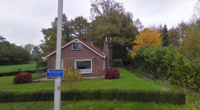 De buurtschap Rollecate heeft geen plaatsnaamborden, zodat je slechts aan de gelijknamige straatnaambordjes kunt zien dat je er bent aangekomen (© Google)