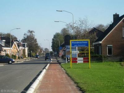 Het dorp Roodeschool viel vanouds onder de gemeente Uithuizermeeden, en valt, na diverse herindelingen in de loop der jaren, sinds 2019 onder de in dat jaar opgerichte gemeente Het Hogeland.