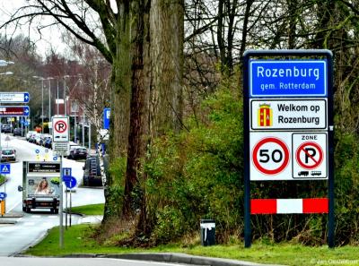 Het eiland Rozenburg is tegenwoordig middels de A15 verbonden met het vasteland. Toch woon je nog altijd 'op' en niet 'in' Rozenburg. Op de nieuwe, in februari 2022 geplaatste kombord-portalen wordt dit ook mooi weergegeven.