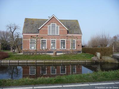 Buurtschap Ruige Weide heeft 1 gemeentelijk monument, zijnde de dwarshuisboerderij uit 1901 met invloeden van de neorenaissance stijl op nr. 37.