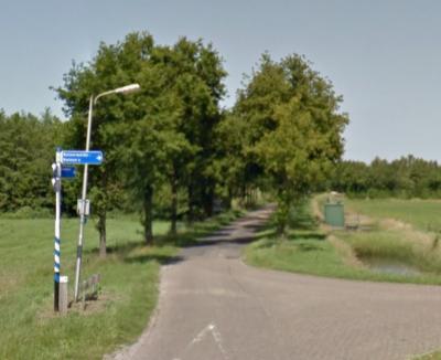 Ook bij Ruinerweide, zoals bij vele andere buurtschappen, wel een richtingbord, zodat je wel weet waar je heen moet, maar ter plekke helaas geen plaatsnaamborden (© Google)