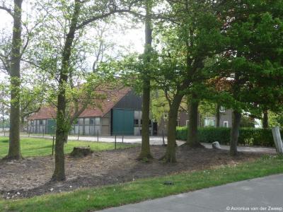 Het andere gemeentelijke monument in Rutten is deze boerderij uit 1954 op Lemsterweg 50.