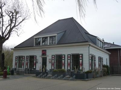 Een van de vele fraaie pandjes in buurtschap 's-Gravenweg is Restaurant De Roode Leeuw op nr. 379 in Capelle aan den IJssel, het allerlaatste pand met oneven huisnummer aan die weg in die kern.