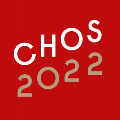 Met dit logo laat de organisatie luid en duidelijk weten dat er in Saasveld in 2022 na 12 jaar eindelijk weer een CHOS is. Een groot en groots evenement waar het hele dorp jaren naartoe leeft en werkt. Voor nadere toelichting zie het hoofdstuk Evenementen