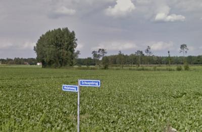 Buurtschap Schaapsbrug heeft, zoals helaas de meeste buurtschappen in deze regio, geen plaatsnaamborden, zoals je alleen aan de gelijknamige straatnaambordjes kunt zien dat en wanneer je de buurtschap binnenkomt en weer verlaat. (© Google StreetView)