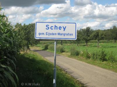 Schey werd vroeger ook als Scheij en Schei gespeld, maar sinds de in 2012 geplaatste plaatsnaamborden weten we zeker hoe de huidige spelling luidt: Schey dus. Ook de straat ter plekke heet nu zo.