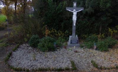 Buurtschap Schoorveld, oorlogsmonument ter herdenking van inwoner Antoon Timmermans (1923), die op 6 april 1945 in concentratiekamp Buchenwald is omgekomen. (© Google StreetView)