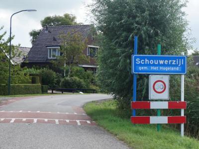 Schouwerzijl is een dorp in de provincie Groningen, in de streek Hoogeland, gemeente Het Hogeland. T/m 1989 gemeente Leens. In 1990 over naar gemeente De Marne, in 2019 over naar gemeente Het Hogeland. (© H.W. Fluks)