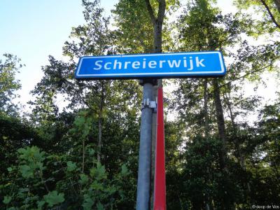Anno 2019 staat er aan de weg Schreierswijk alleen nog een straatnaambordje met de volgens ons foutieve spelling Schreierwijk, ter hoogte van het Schreierspad.