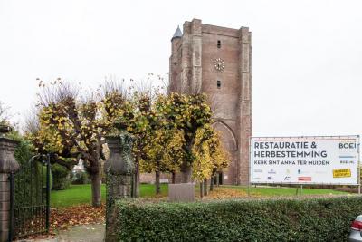 Dankzij de inspanningen van instantie BOEi is de markante, beeldbepalende Hervormde kerk van Sint Anna ter Muiden, die in verval was geraakt, in 2014 weer in volle glorie gerestaureerd en herbestemd. (© www.boei.nl)
