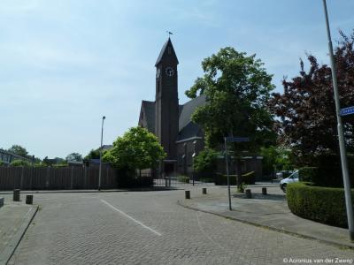 In 1931 kreeg het inmiddels flink gegroeide Slikkerveer haar eerste eigen kerk: de Hervormde Wilhelminakerk (Bourgondischelaan 1).