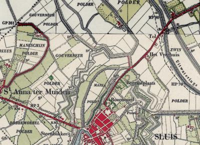 NO van Sluis ligt de buurtschap Sluisse Veer, naar het vroegere voetveer over het Zwin. Nu ligt er een brug over het in 1874 gereedgekomen Uitwateringskanaal. Er was ook een veerhuis en een tol. (© Kadaster)