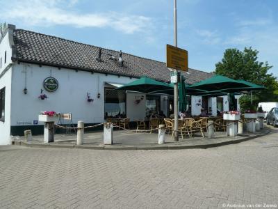 Café 't Schaapje in buurtschap Smitshoek is medio 19e eeuw gesticht. Het scheelde maar een haartje of het café was in 1950 een kerk geworden! Hoe dat zit, kun je lezen in het hoofdstuk 'Eten en drinken'.