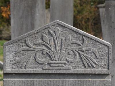 Spijkerboor, fragment van grafzerk op begraafplaats Annerveen (© Harry Perton/https://groninganus.wordpress.com)
