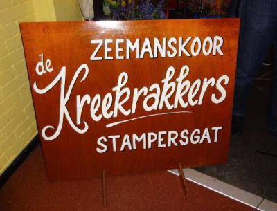 Het in 2012 opgerichte Zeemanskoor De Kreekrakkers te Stampersgat is in enkele jaren uitgegroeid tot een volwaardig zeemanskoor met een geheel eigen gezicht, met ca. 35 leden, begeleid door drie accordeonisten, een saxofonist en een slagwerker.