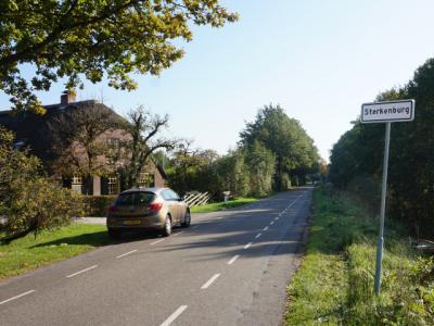 De Driebergse buurtschap Sterkenburg heeft in 2017 plaatsnaamborden gekregen. De Doornse buurtschap Sterkenburg is in hetzelfde jaar hernoemd in Nieuw Sterkenburg om de verwarring tussen beide buurtschappen op te heffen. (© H.W. Fluks)