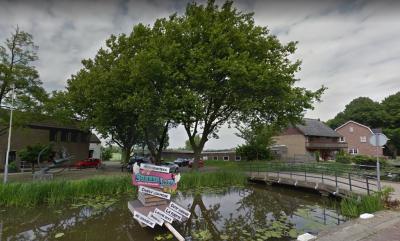 Niet te missen opvallend en creatief billboard voor het jaarlijkse muziekfestival Summerland (in dit geval editie 2016) als je het dorp Stompwijk binnenkomt. (© Google)