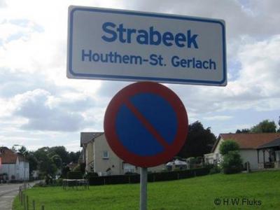 Onder het plaatsnaambord Strabeek staat de wat verwarrrende aanduiding Houthem St. Gerlach. Strabeek ligt tegenwoordig immers binnen de bebouwde kom van Valkenburg. Kennelijk wil men ermee aangeven dat Strabeek vanouds onder Houthem viel.