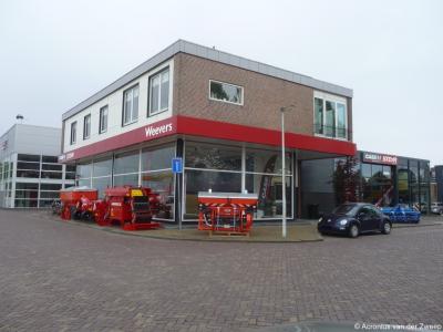 Ook de tractorshowroom / het tankstation van de fa. Weevers uit 1965 op De Poort 24 in Swifterbant is een gemeentelijk monument.