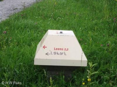 Buurtschap 't Stort ligt dan wel vlakbij Leens, maar het ligt toch nogal afgelegen aan landweggetjes. Vandaar dat, naar wij aannemen, inwoners het er op enkele ANWB-paddenstoelen in de omgeving bij hebben geschreven.