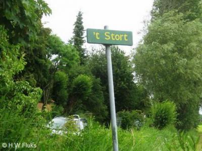 Buurtschap 't Stort heeft geen plaatsnaambordje, maar het omvat slechts één doodlopend weggetje dat 't Stort heet, dus dan is dit straatnaambordje tevens een plaatsnaambordje. :-)