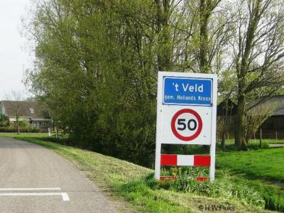 't Veld is een dorp in de provincie Noord- Holland, in de streken West-Friesland (geografisch) en Kop van Noord-Holland (bestuurlijk), gem. Hollands Kroon. T/m 31-7-1970 viel het dorp deels onder de gem. Nieuwe Niedorp, deels onder de gem. Oude Niedorp.