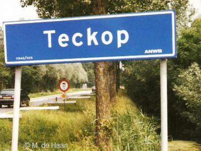 Bij de buurtschap Teckop hebben vroeger plaatsnaamborden gestaan. De foto dateert uit 1999. De plaatsnaamborden zijn op enig moment verdwenen, zodat je nu alleen nog aan de gelijknamige straatnaambordjes kunt zien dat je in de buurtschap bent aangekomen.