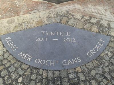 In 2011/2012 is het Putplein in buurtschap Trintelen prachtig heringericht, met o.a. deze steen met inscriptie 'Trintele 2011-2012/Kling mèr ooch gans groeët'. Bedenker van deze slogan en ook fotograaf van deze foto is oud-inwoner Diana Scheilen.