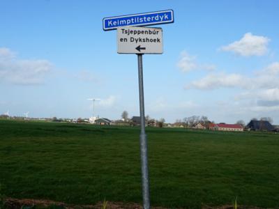 In de omgeving van buurtschap Tsjeppenbûr staat de plaatsnaam op de richtingbordjes goed gespeld. Zoals hier in buurtschap Hatsum. (© H.W. Fluks)